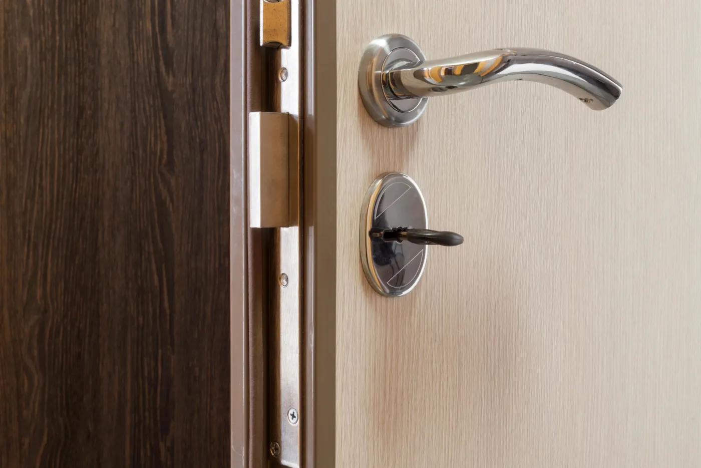 Poignée et serrure d'une porte d'entrée dans le Val-d'Oise
